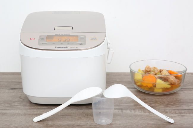 lòng nồi được làm từ hợp kim nhôm, tráng 4 lớp than đá