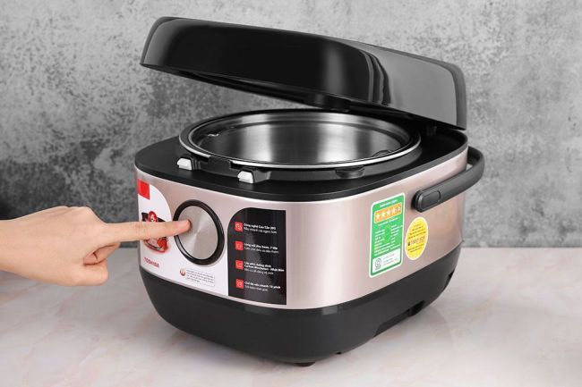 thiết kết màu đen kết hợp màu vàng đồng sang trọng